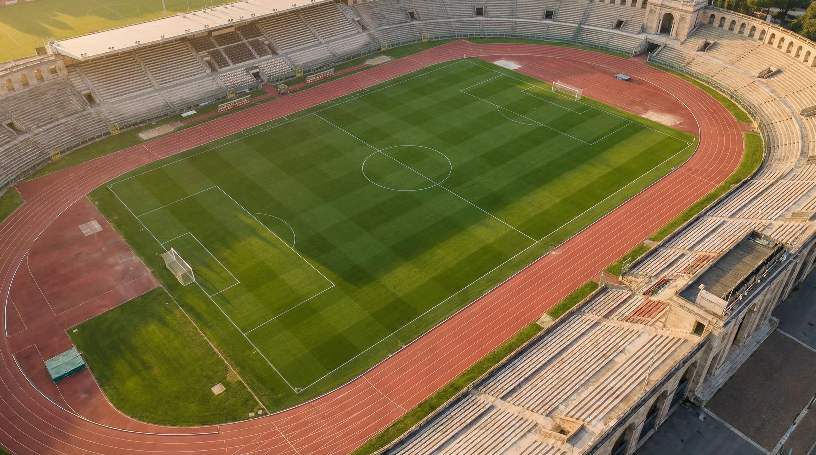 Stadio di calcio italiano con campo verde visto dall'alto prima dell'inizio della stagione