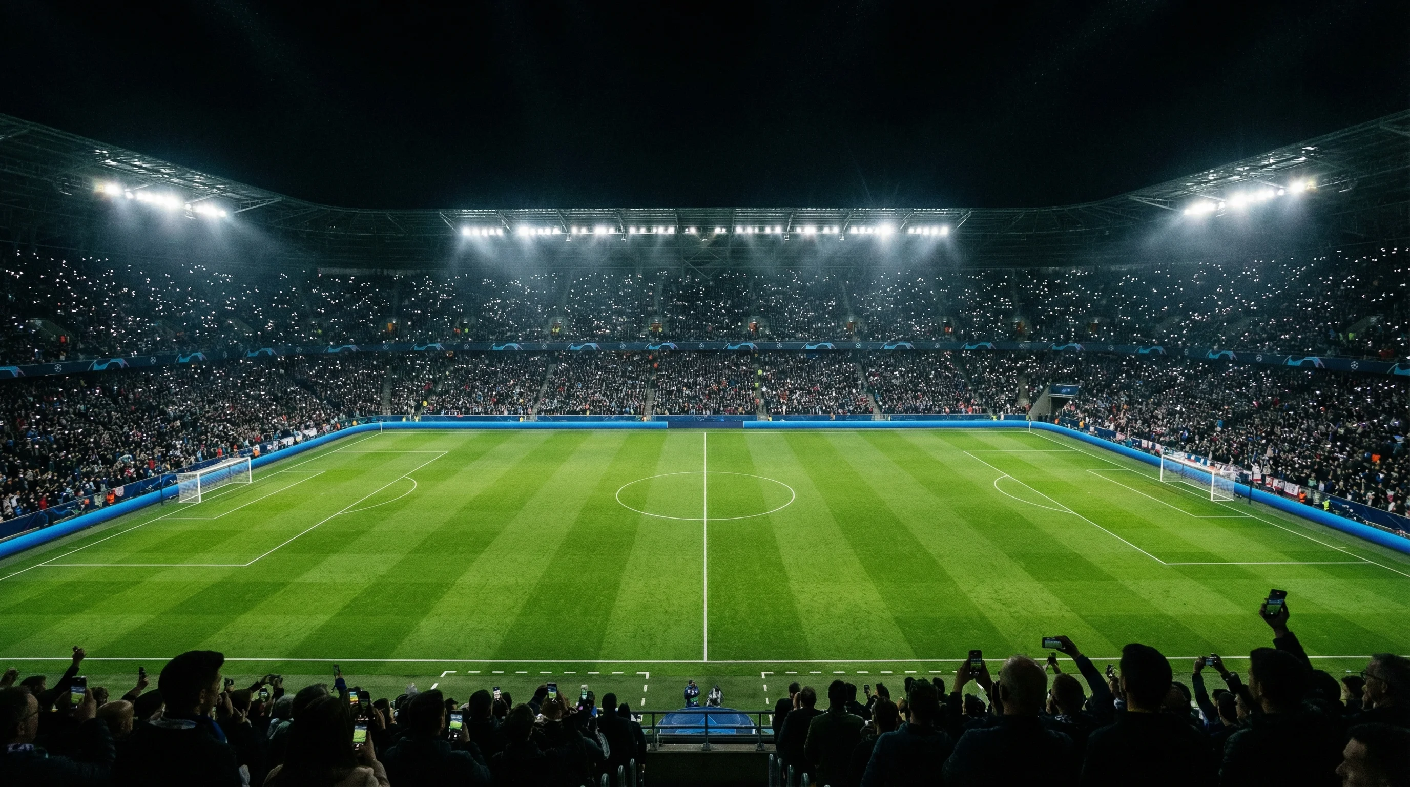 Campo da calcio illuminato dai riflettori durante una partita notturna di Champions League